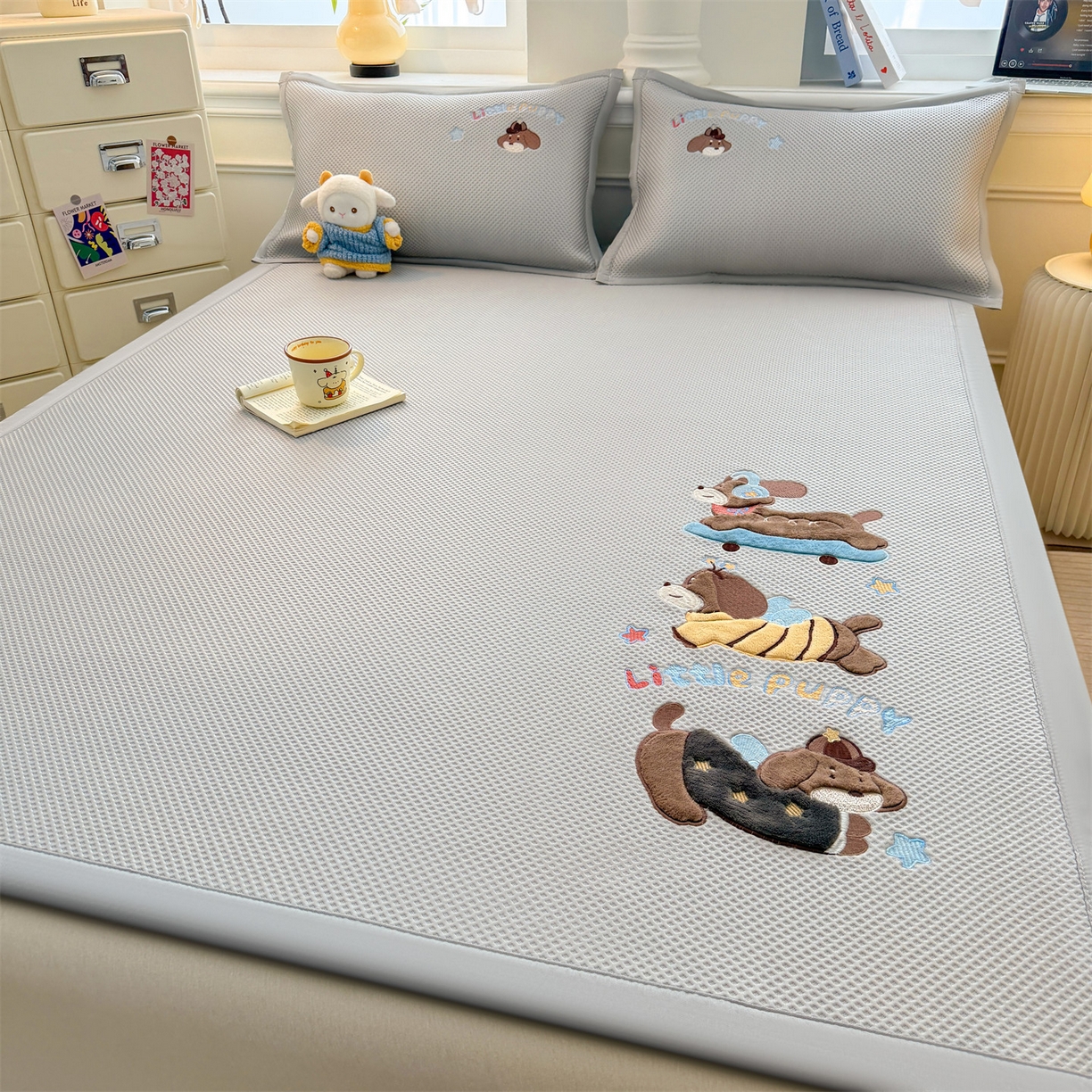 91家纺网 家纺一手货源 找家纺 布凡家居 2026新款高端A类PE高分子冰丝凉席卡通贴布凉席冰豆豆软凉席 探险小狗-灰