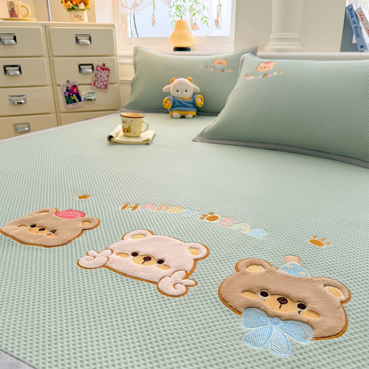 91家纺网 家纺一手货源 找家纺 布凡家居 2026新款高端A类PE高分子冰丝凉席卡通贴布凉席冰豆豆软凉席 熊熊世界-青