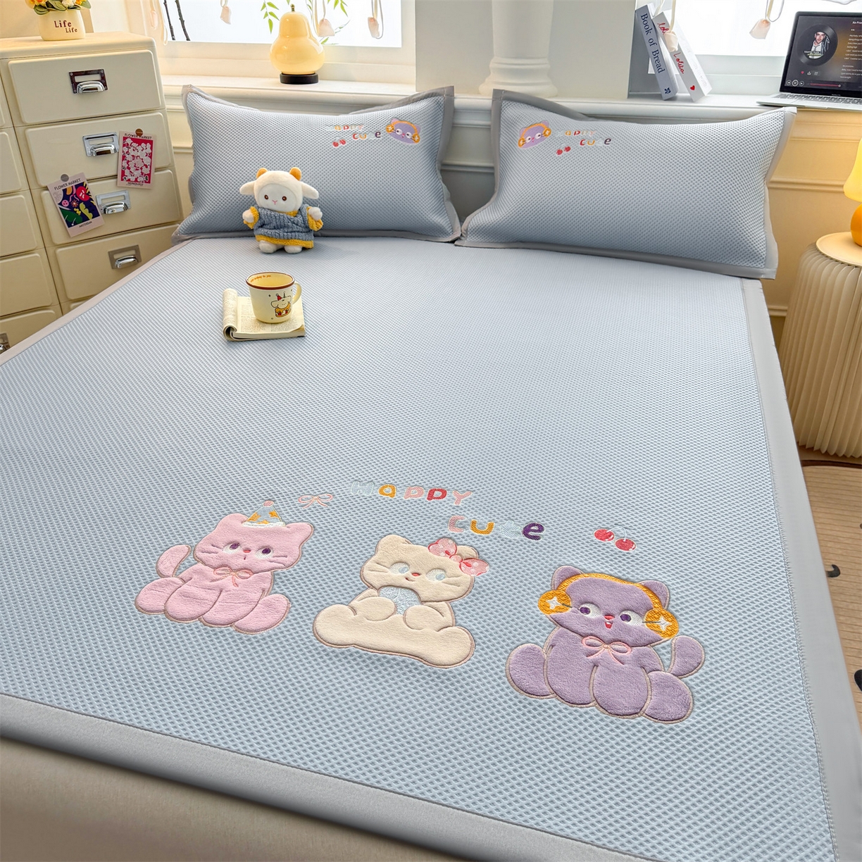 91家纺网 家纺一手货源 找家纺 布凡家居 2026新款高端A类PE高分子冰丝凉席卡通贴布凉席冰豆豆软凉席 小猫乐园-兰