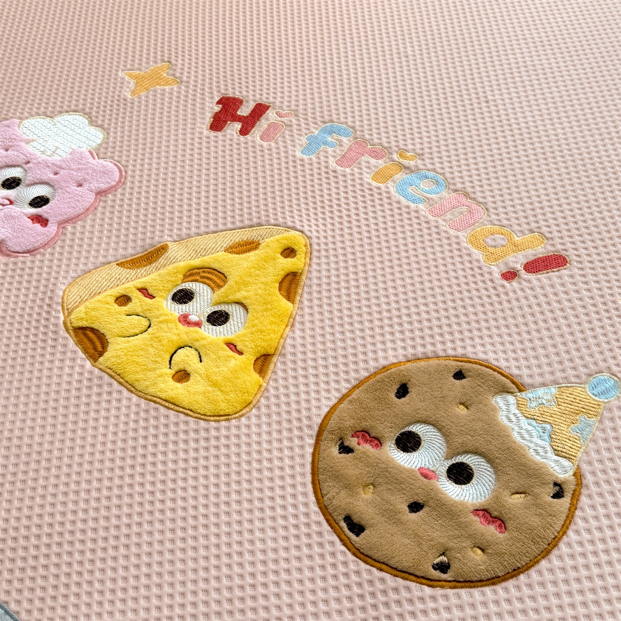 91家纺网 家纺一手货源 找家纺 布凡家居 2026新款高端A类PE高分子冰丝凉席卡通贴布凉席冰豆豆软凉席 甜点美食-粉