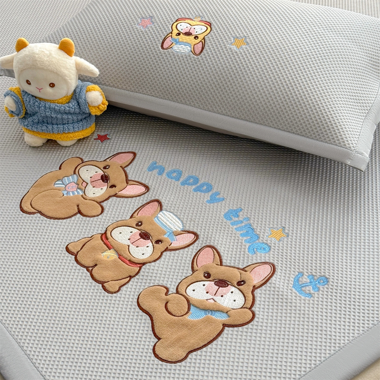 91家纺网 家纺一手货源 找家纺 布凡家居 2026新款高端A类PE高分子冰丝凉席卡通贴布凉席冰豆豆软凉席 旺旺伙伴-灰