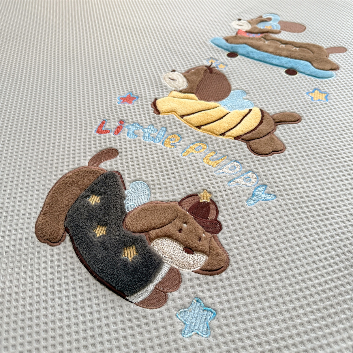 91家纺网 家纺一手货源 找家纺 布凡家居 2026新款高端A类PE高分子冰丝凉席卡通贴布凉席冰豆豆软凉席 探险小狗-灰