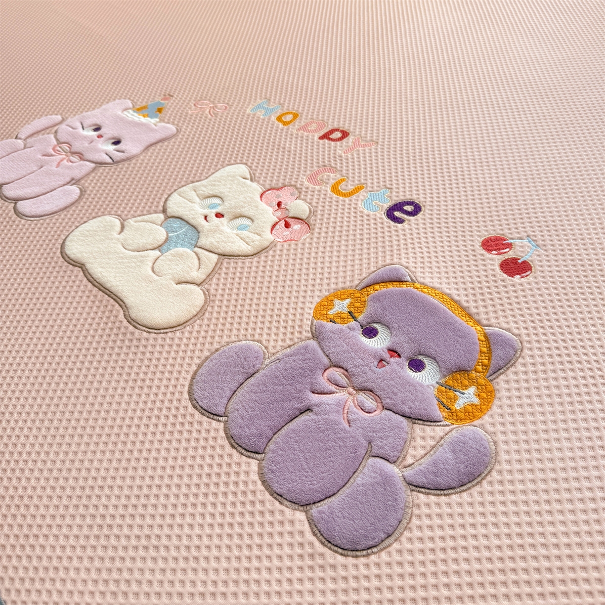 91家纺网 家纺一手货源 找家纺 布凡家居 2026新款高端A类PE高分子冰丝凉席卡通贴布凉席冰豆豆软凉席 小猫乐园-粉