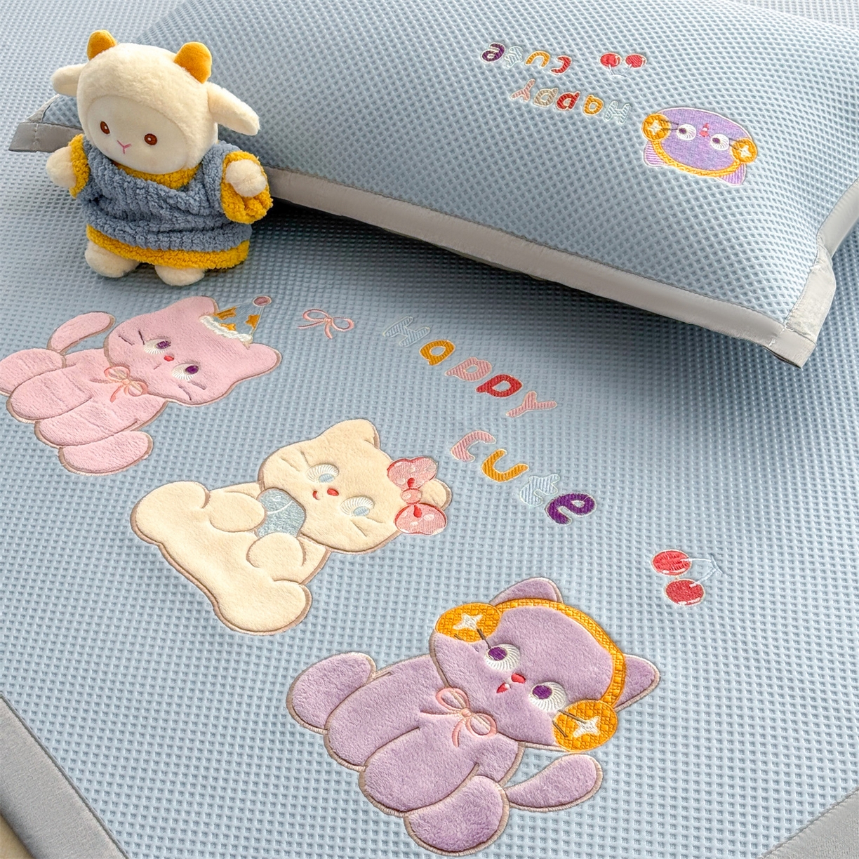 91家纺网 家纺一手货源 找家纺 布凡家居 2026新款高端A类PE高分子冰丝凉席卡通贴布凉席冰豆豆软凉席 小猫乐园-兰