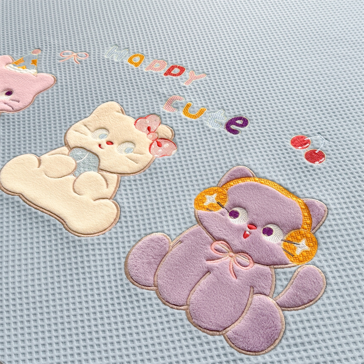 91家纺网 家纺一手货源 找家纺 布凡家居 2026新款高端A类PE高分子冰丝凉席卡通贴布凉席冰豆豆软凉席 小猫乐园-兰