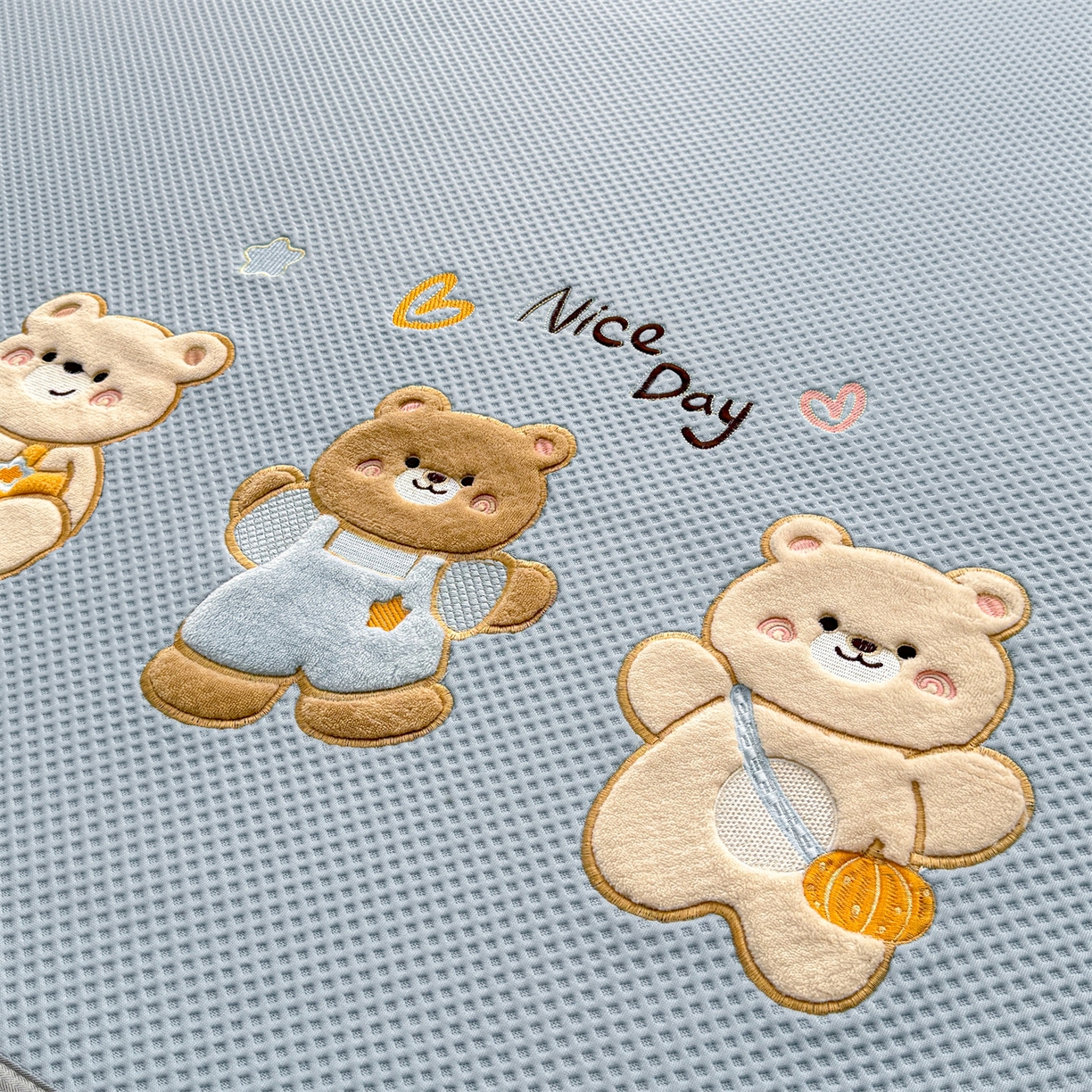 91家纺网 家纺一手货源 找家纺 布凡家居 2026新款高端A类PE高分子冰丝凉席卡通贴布凉席冰豆豆软凉席 天真小熊-兰