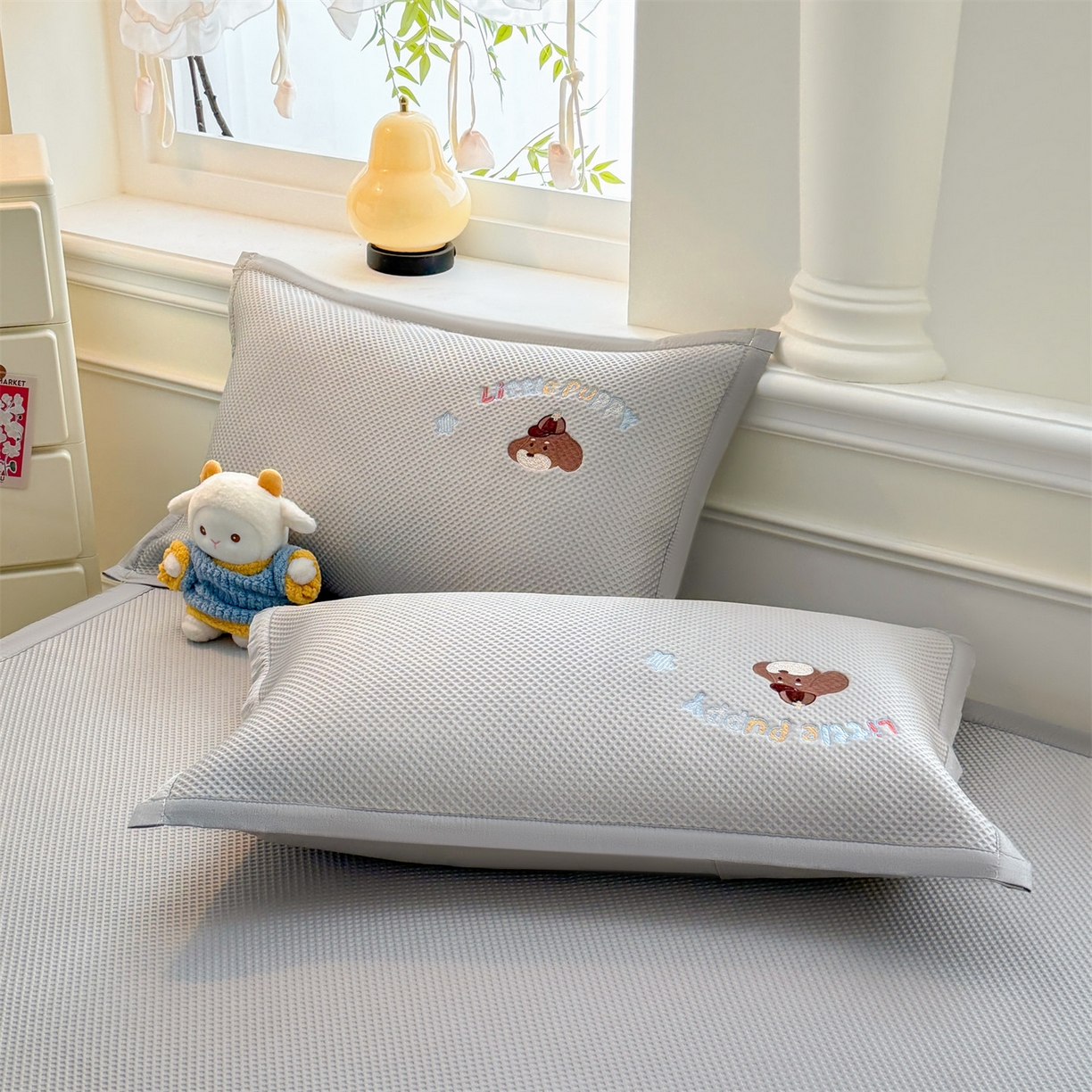 91家纺网 家纺一手货源 找家纺 布凡家居 2026新款高端A类PE高分子冰丝凉席卡通贴布凉席冰豆豆软凉席 探险小狗-灰