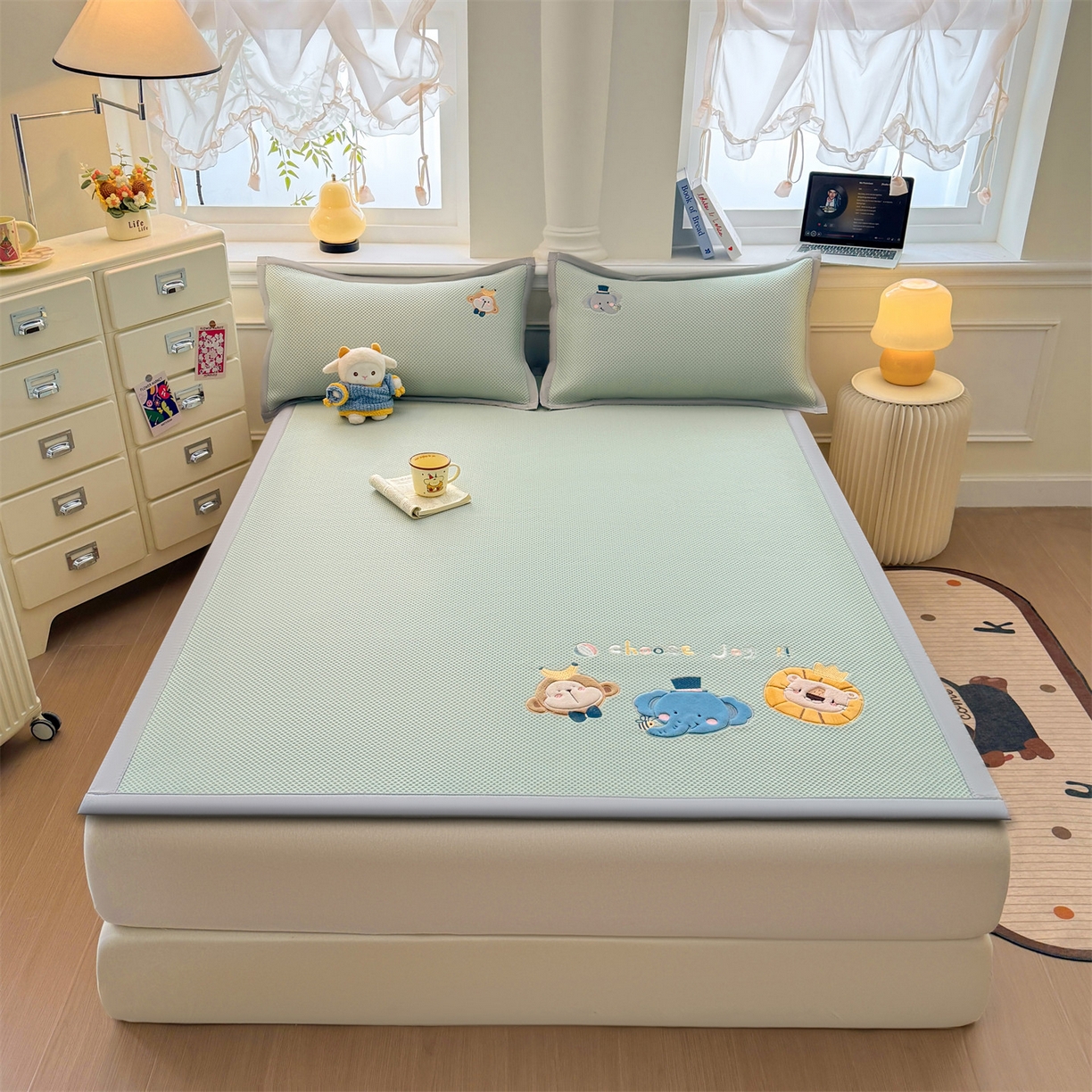 91家纺网 家纺一手货源 找家纺 布凡家居 2026新款高端A类PE高分子冰丝凉席卡通贴布凉席冰豆豆软凉席 动物园-青