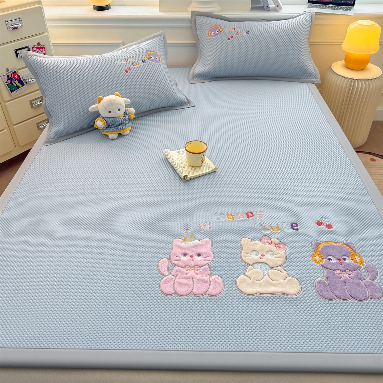 91家纺网 家纺一手货源 找家纺 布凡家居 2026新款高端A类PE高分子冰丝凉席卡通贴布凉席冰豆豆软凉席 小猫乐园-兰