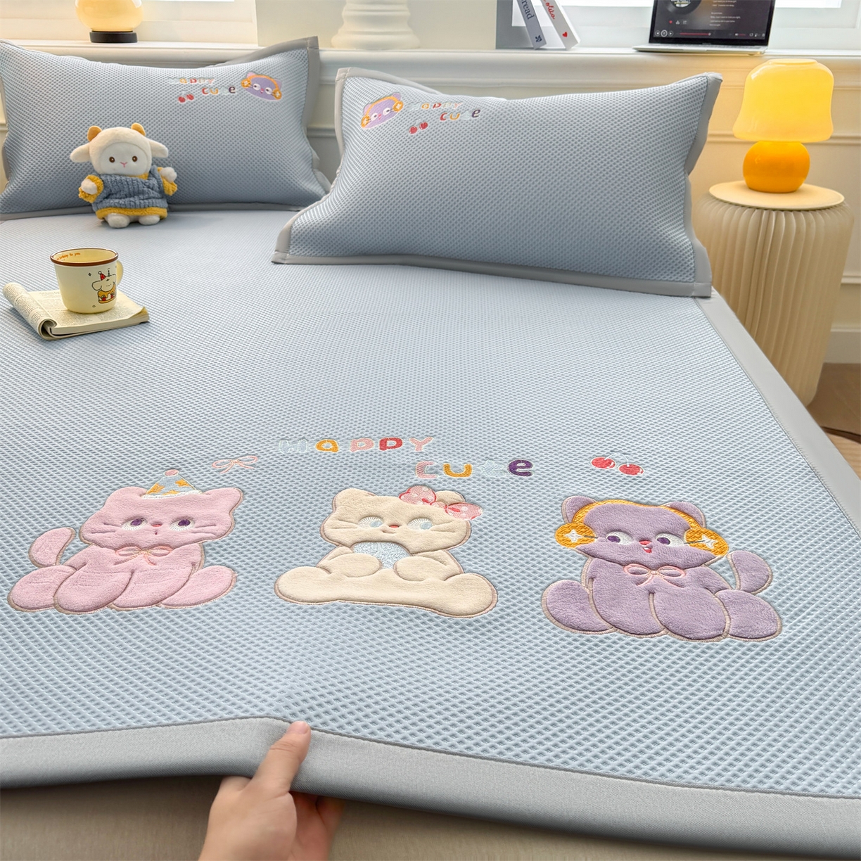 91家纺网 家纺一手货源 找家纺 布凡家居 2026新款高端A类PE高分子冰丝凉席卡通贴布凉席冰豆豆软凉席 小猫乐园-兰