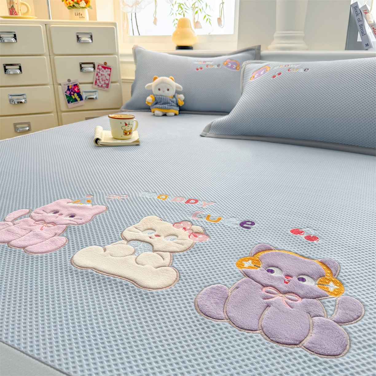 91家纺网 家纺一手货源 找家纺 布凡家居 2026新款高端A类PE高分子冰丝凉席卡通贴布凉席冰豆豆软凉席 小猫乐园-兰