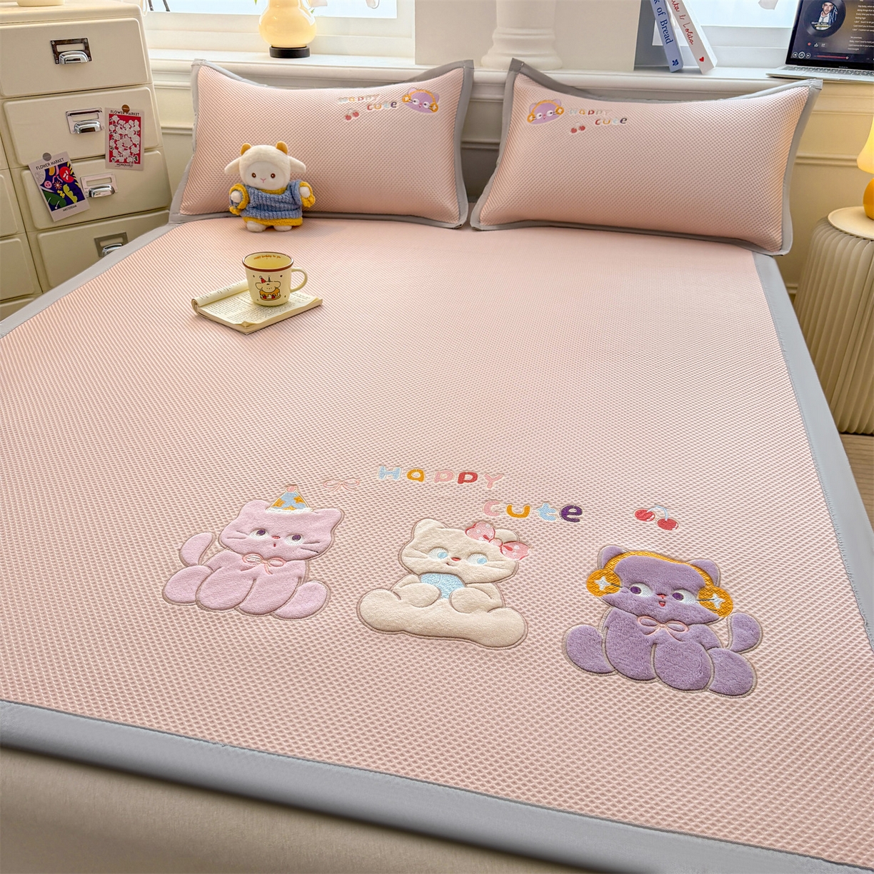 91家纺网 家纺一手货源 找家纺 布凡家居 2026新款高端A类PE高分子冰丝凉席卡通贴布凉席冰豆豆软凉席 小猫乐园-粉