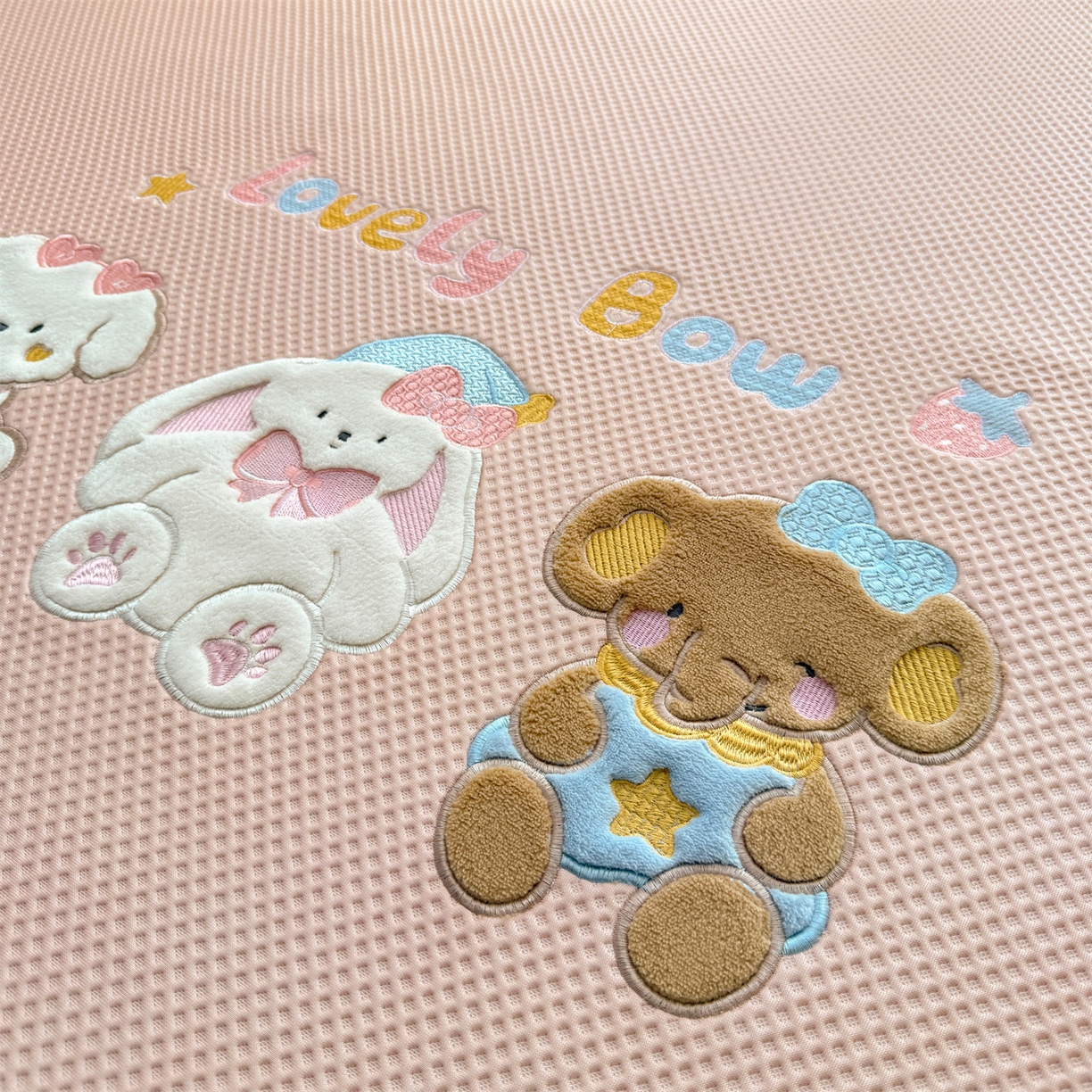 91家纺网 家纺一手货源 找家纺 布凡家居 2026新款高端A类PE高分子冰丝凉席卡通贴布凉席冰豆豆软凉席 宠物玩偶-粉