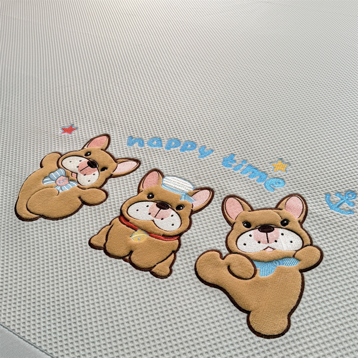 91家纺网 家纺一手货源 找家纺 布凡家居 2026新款高端A类PE高分子冰丝凉席卡通贴布凉席冰豆豆软凉席 旺旺伙伴-灰