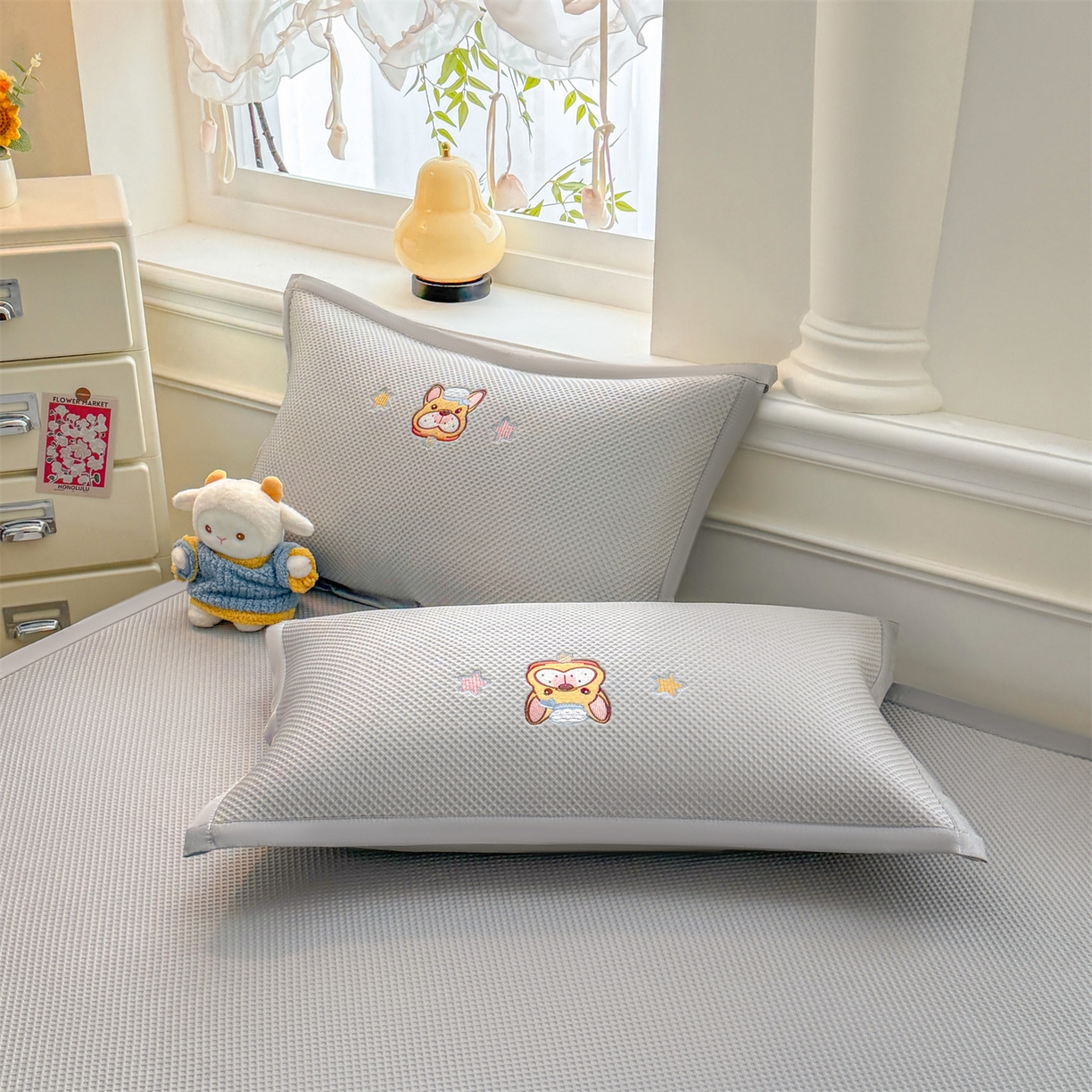 91家纺网 家纺一手货源 找家纺 布凡家居 2026新款高端A类PE高分子冰丝凉席卡通贴布凉席冰豆豆软凉席 旺旺伙伴-灰