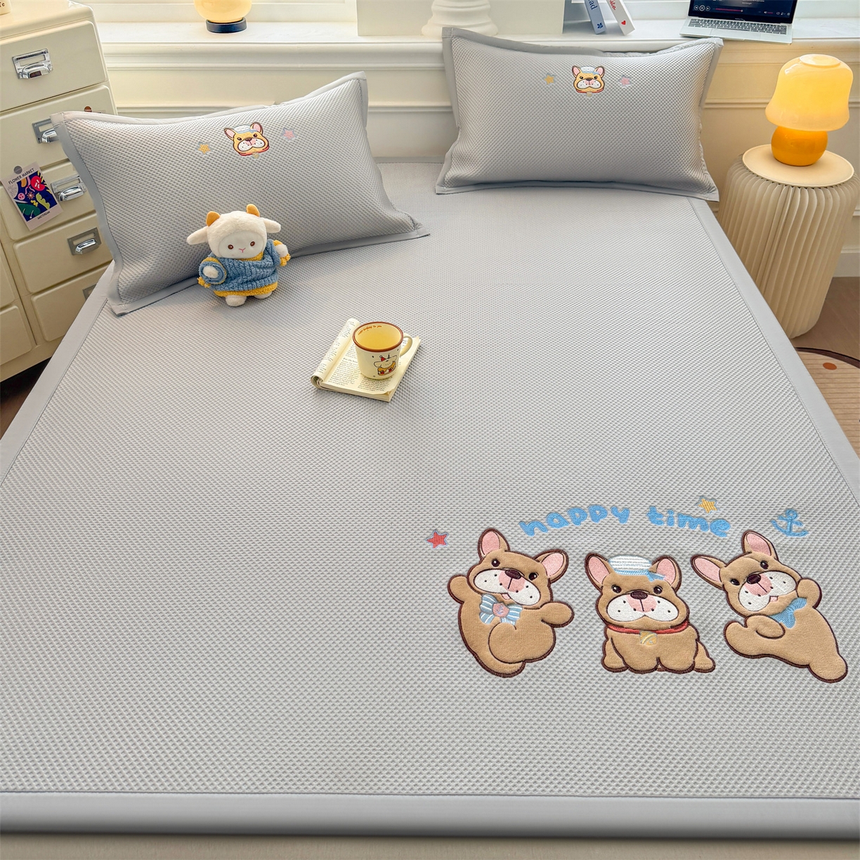 91家纺网 家纺一手货源 找家纺 布凡家居 2026新款高端A类PE高分子冰丝凉席卡通贴布凉席冰豆豆软凉席 旺旺伙伴-灰