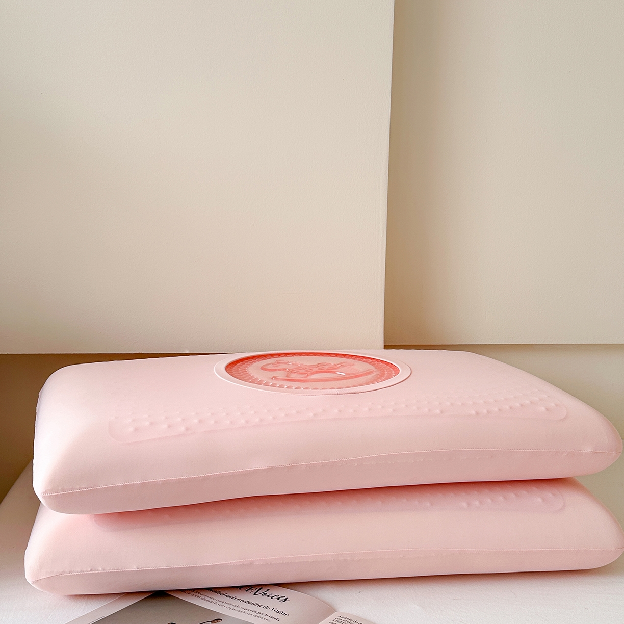 91家纺网 家纺一手货源 找家纺 （总）伟邦枕芯 2026新款锦氨凝胶记忆枕-马到成功