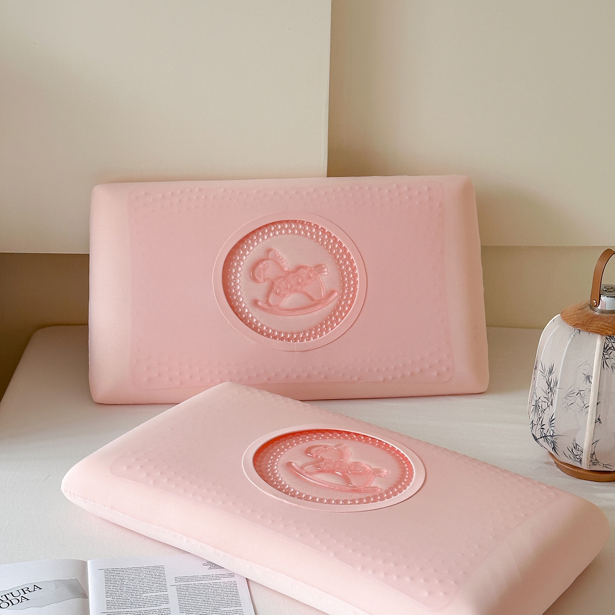 91家纺网 家纺一手货源 找家纺 （总）伟邦枕芯 2026新款锦氨凝胶记忆枕-马到成功