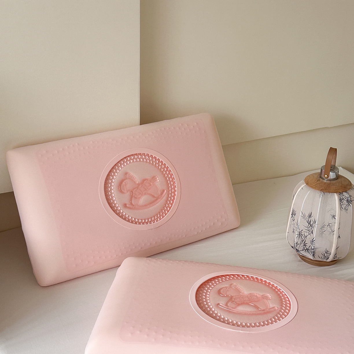 91家纺网 家纺一手货源 找家纺 （总）伟邦枕芯 2026新款锦氨凝胶记忆枕-马到成功