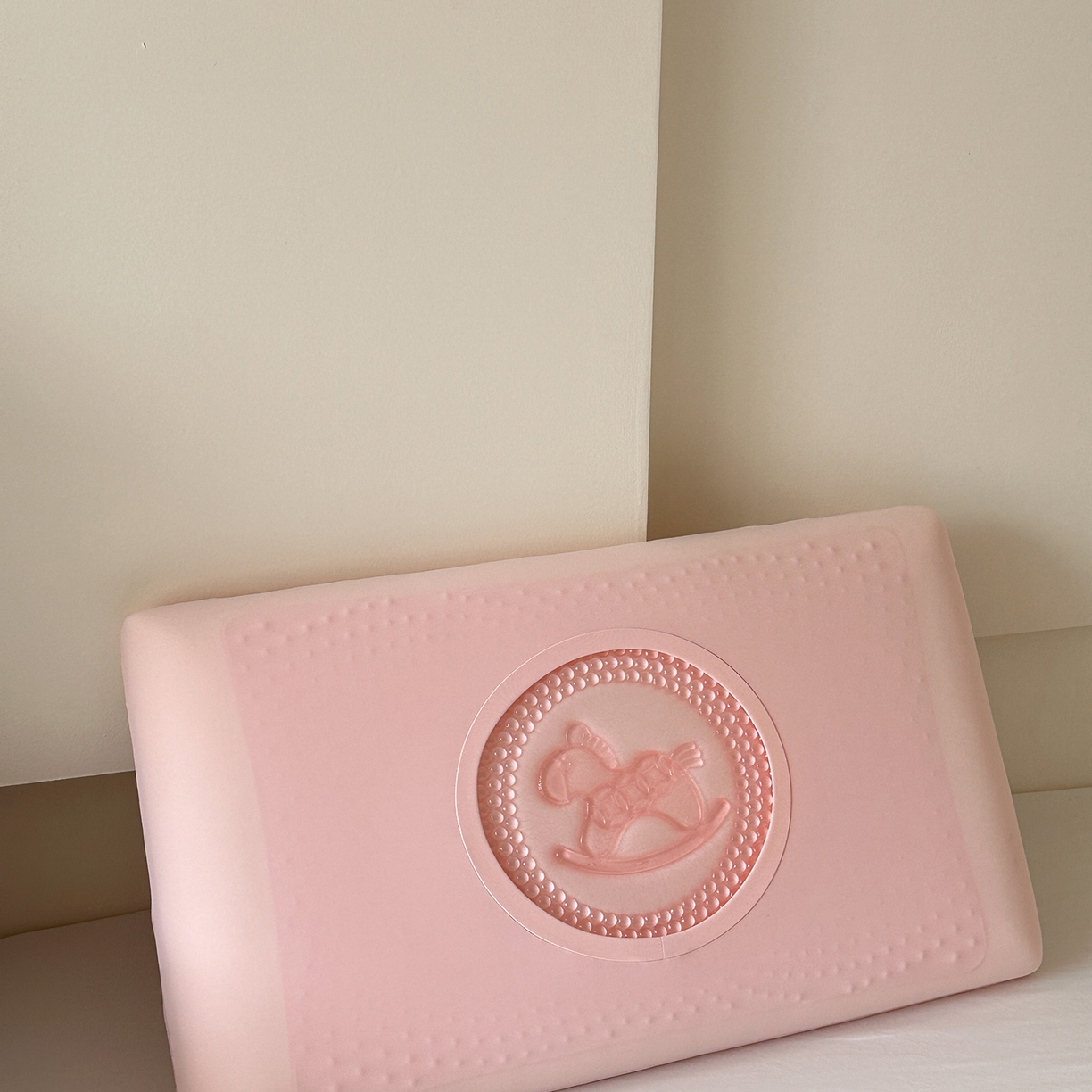 91家纺网 家纺一手货源 找家纺 （总）伟邦枕芯 2026新款锦氨凝胶记忆枕-马到成功