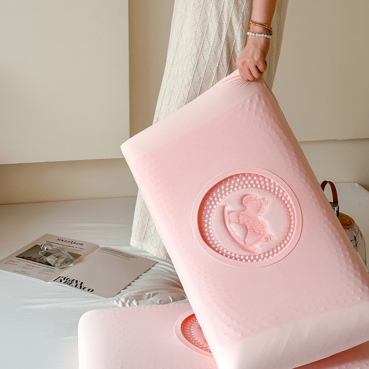 91家纺网 家纺一手货源 找家纺 （总）伟邦枕芯 2026新款锦氨凝胶记忆枕-马到成功