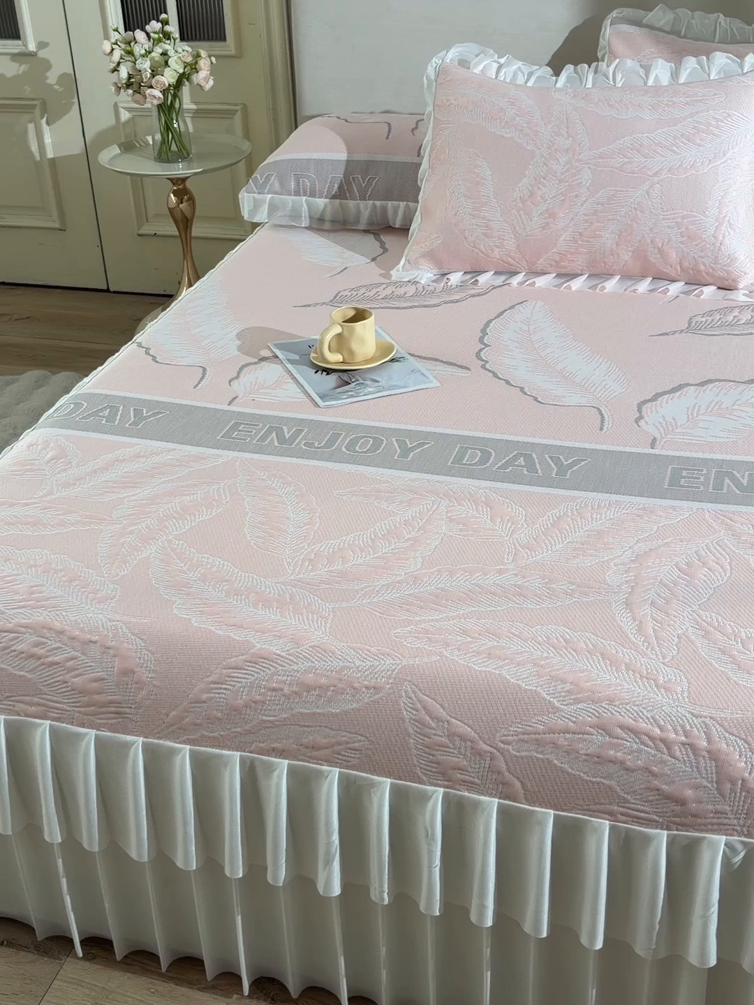 91家纺网 家纺一手货源 找家纺 德比尔斯  2026新款A类凉感凉豆豆床裙款凉席-芭蕉叶 芭蕉叶-粉