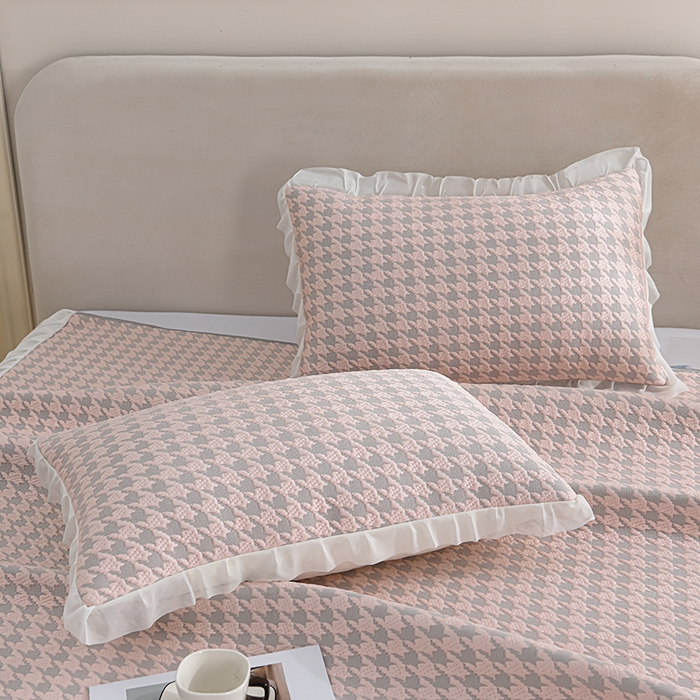 91家纺网 家纺一手货源 找家纺 （总）德比尔斯  2026新款A类凉感凉豆豆床裙款凉席-千鸟格