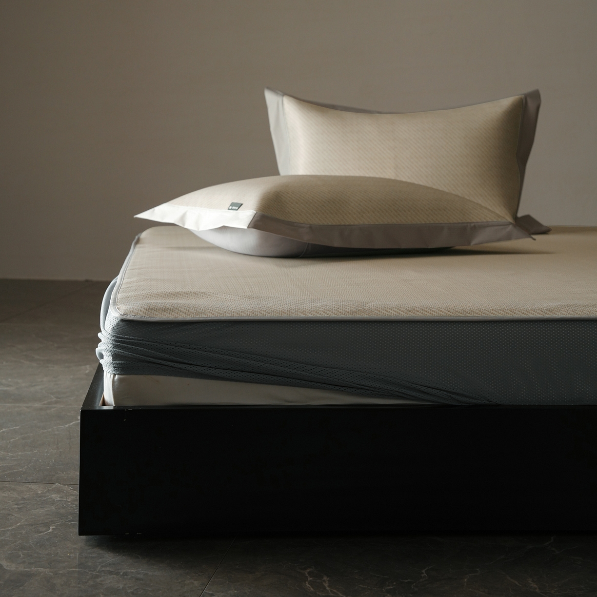 91家纺网 家纺一手货源 找家纺 三味舒屋 2026新款松间觅光系列印花冰丝席 松叶米 床笠款