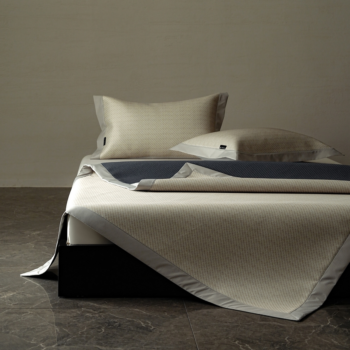 91家纺网 家纺一手货源 找家纺 三味舒屋 2026新款松间觅光系列印花冰丝席 松叶米