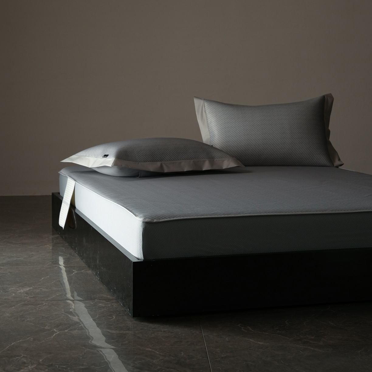 91家纺网 家纺一手货源 找家纺 三味舒屋 2026新款松间觅光系列印花冰丝席 松叶灰 床笠款