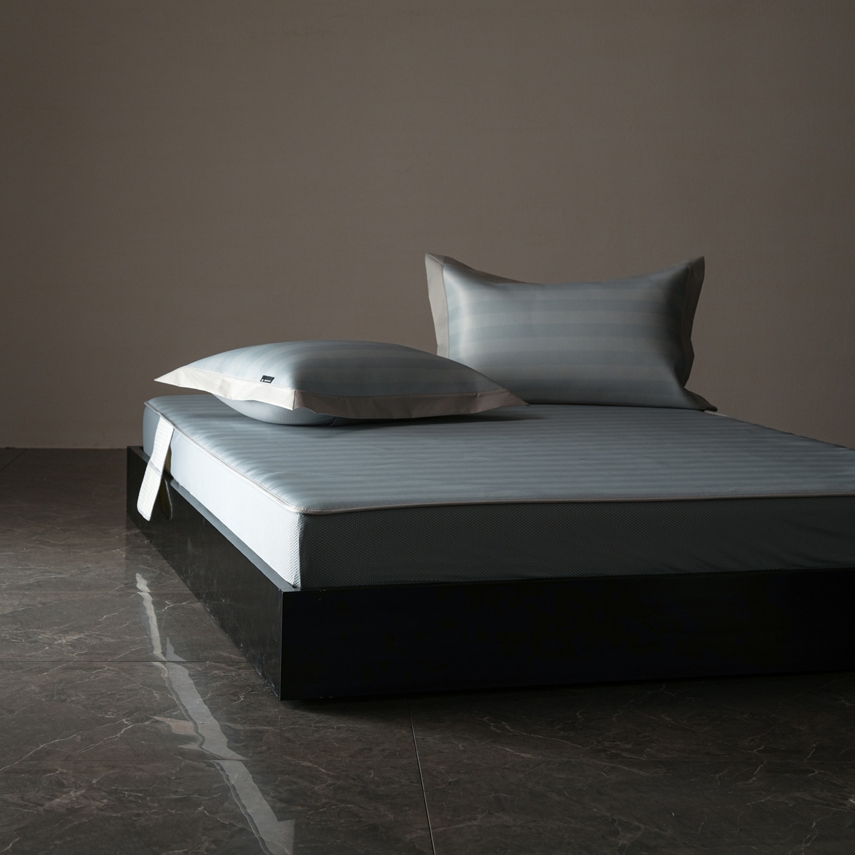 91家纺网 家纺一手货源 找家纺 三味舒屋 2026新款松间觅光系列印花冰丝席 觅光蓝 床笠款