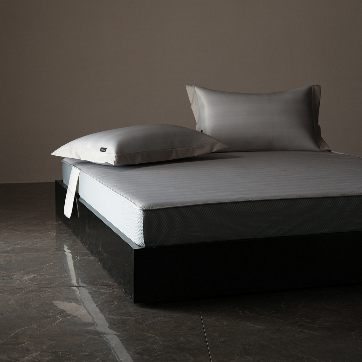 91家纺网 家纺一手货源 找家纺 三味舒屋 2026新款松间觅光系列印花冰丝席 觅光灰 床笠款