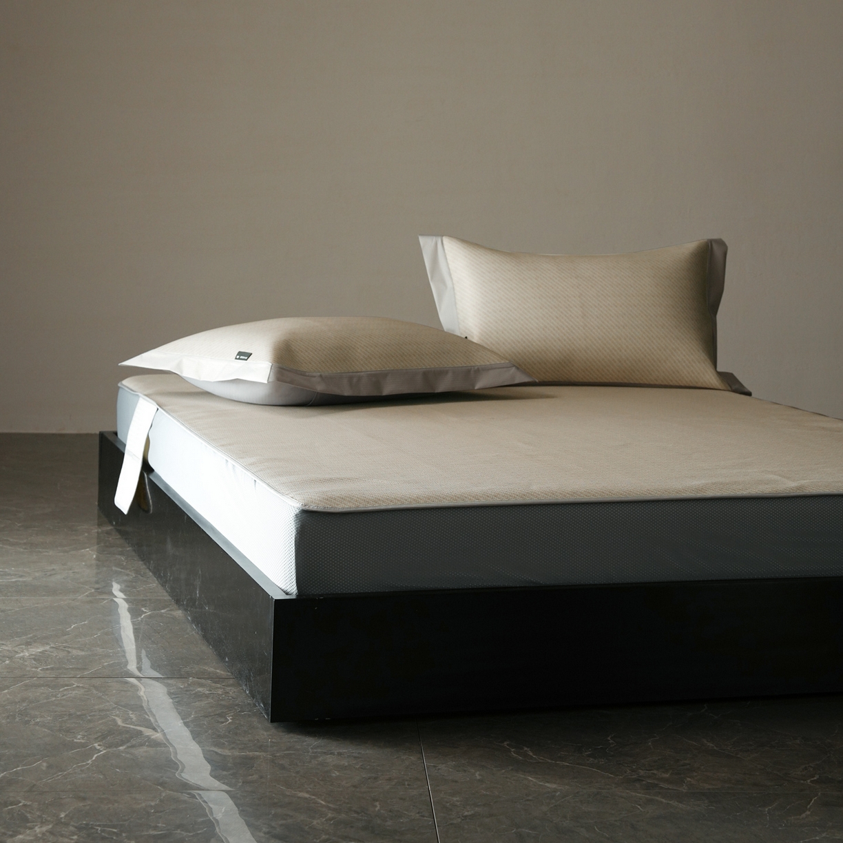 91家纺网 家纺一手货源 找家纺 三味舒屋 2026新款松间觅光系列印花冰丝席 松叶米 床笠款