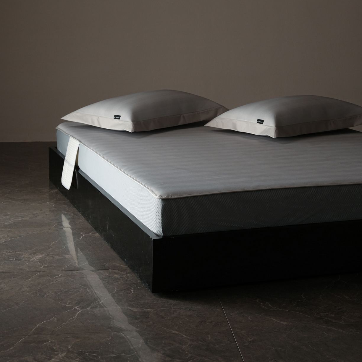 91家纺网 家纺一手货源 找家纺 三味舒屋 2026新款松间觅光系列印花冰丝席 觅光灰 床笠款