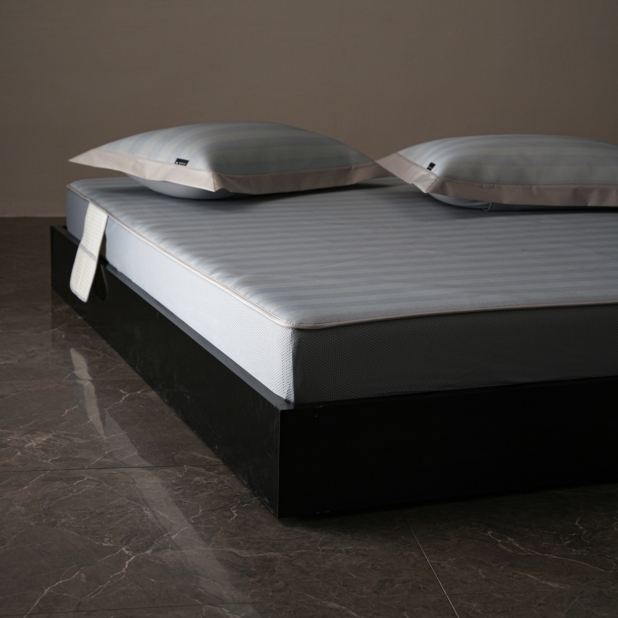 91家纺网 家纺一手货源 找家纺 三味舒屋 2026新款松间觅光系列印花冰丝席 觅光蓝 床笠款