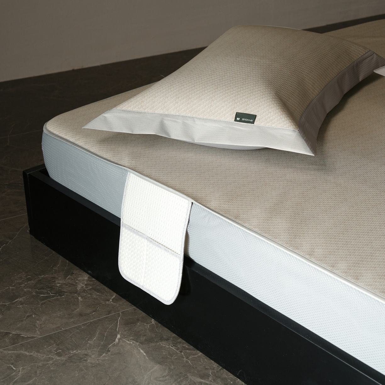 91家纺网 家纺一手货源 找家纺 三味舒屋 2026新款松间觅光系列印花冰丝席 松叶米 床笠款