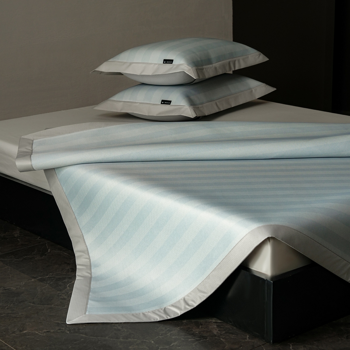 91家纺网 家纺一手货源 找家纺 三味舒屋 2026新款松间觅光系列印花冰丝席 觅光蓝