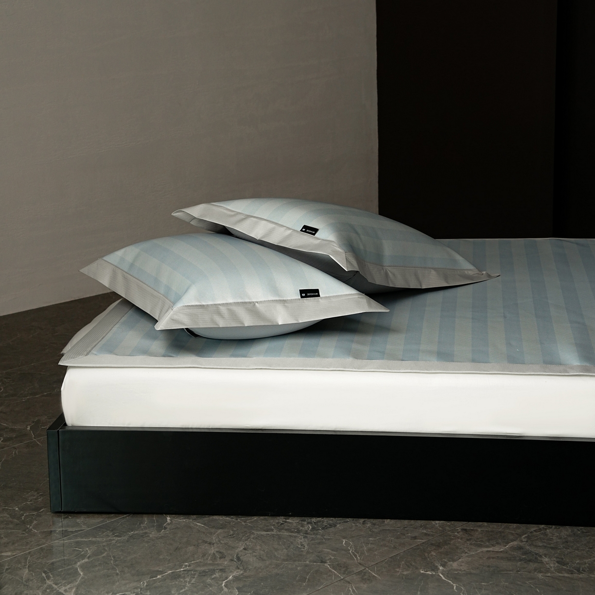 91家纺网 家纺一手货源 找家纺 三味舒屋 2026新款松间觅光系列印花冰丝席 觅光蓝