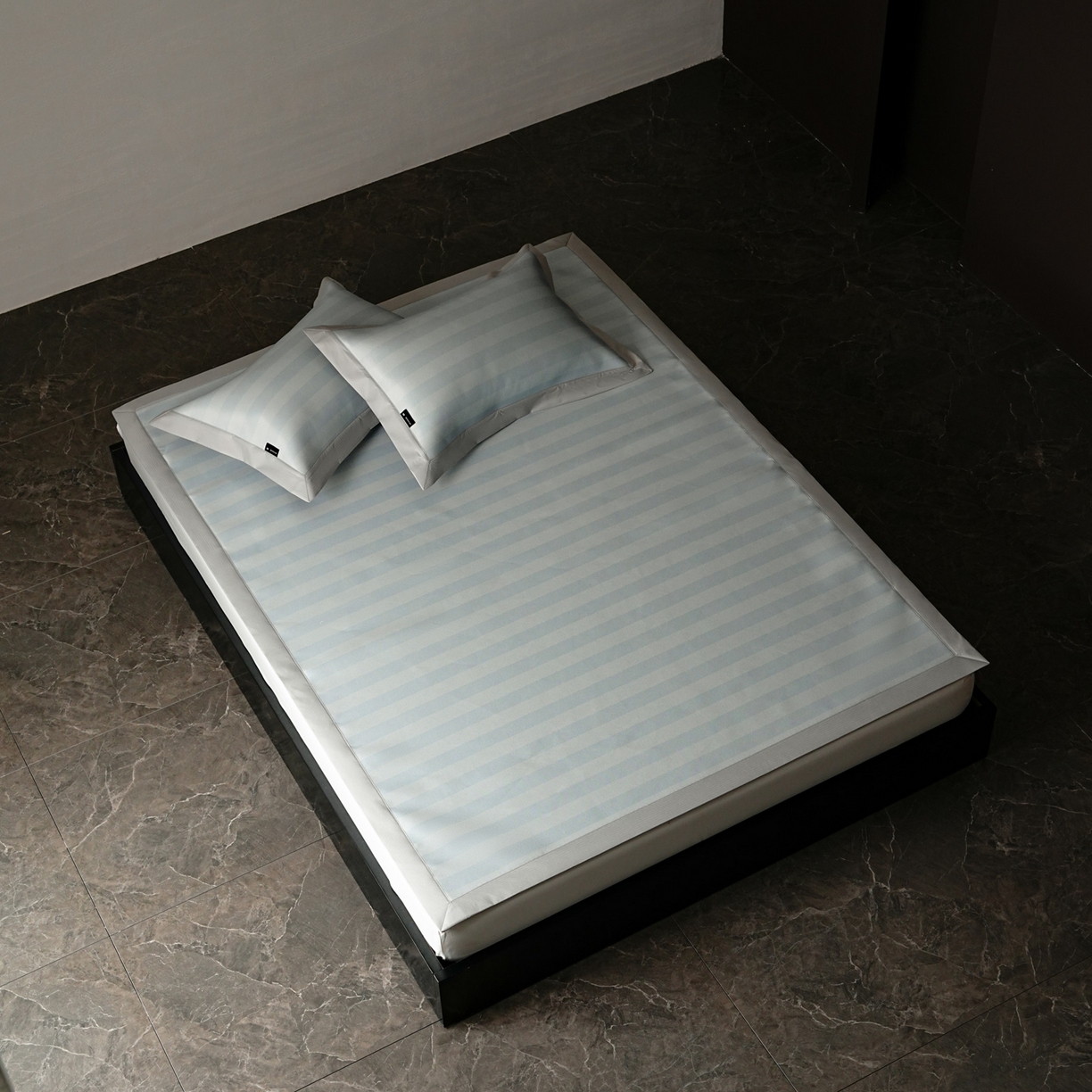 91家纺网 家纺一手货源 找家纺 三味舒屋 2026新款松间觅光系列印花冰丝席 觅光蓝