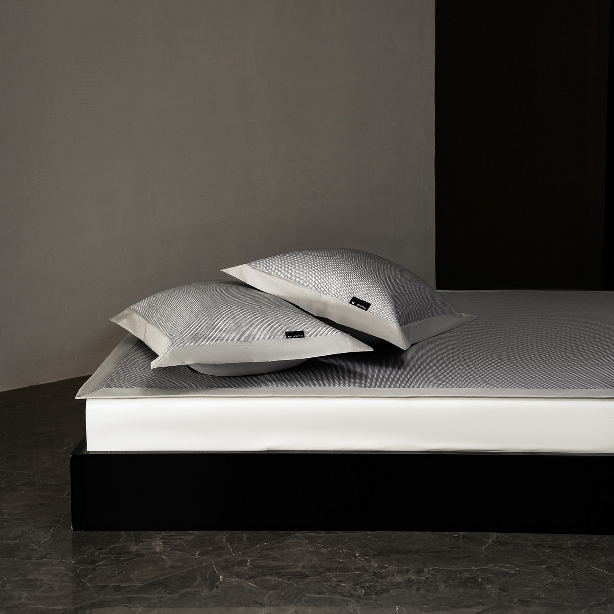 91家纺网 家纺一手货源 找家纺 三味舒屋 2026新款松间觅光系列印花冰丝席 松叶灰