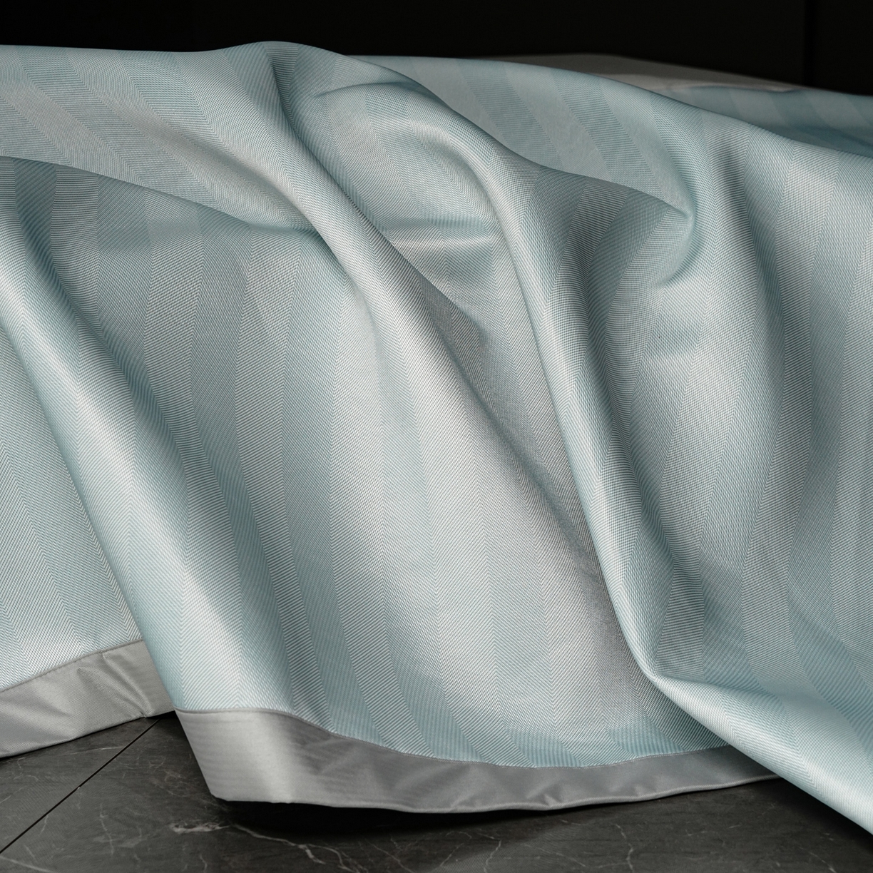 91家纺网 家纺一手货源 找家纺 三味舒屋 2026新款松间觅光系列印花冰丝席 觅光蓝