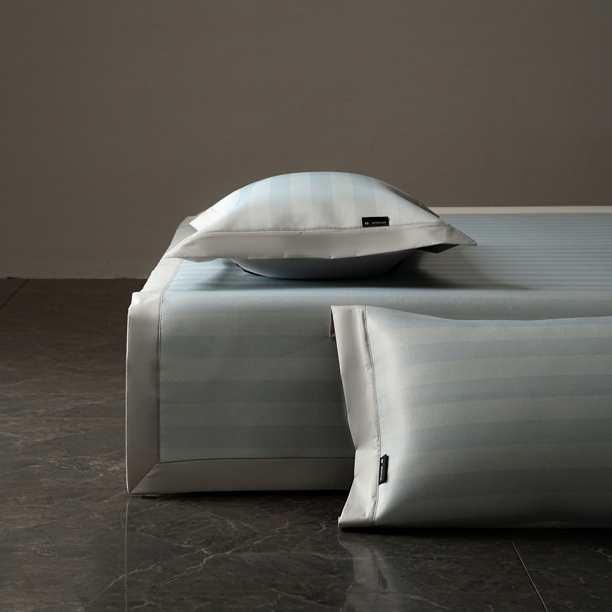 91家纺网 家纺一手货源 找家纺 三味舒屋 2026新款松间觅光系列印花冰丝席 觅光蓝