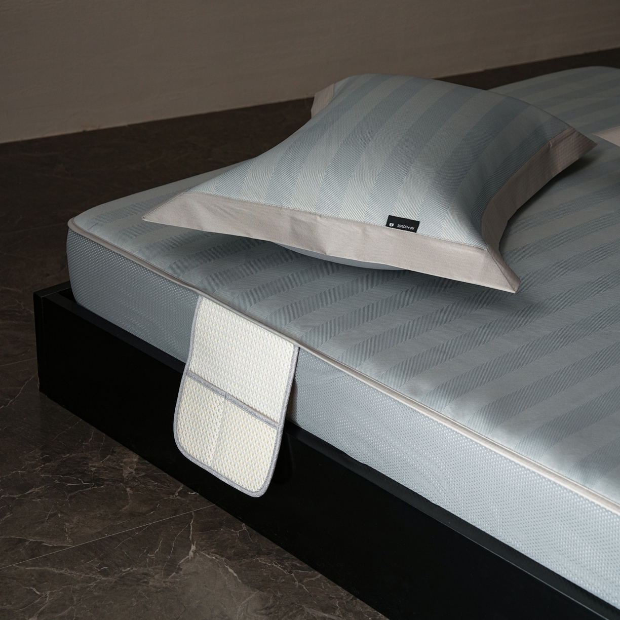 91家纺网 家纺一手货源 找家纺 三味舒屋 2026新款松间觅光系列印花冰丝席 觅光蓝 床笠款