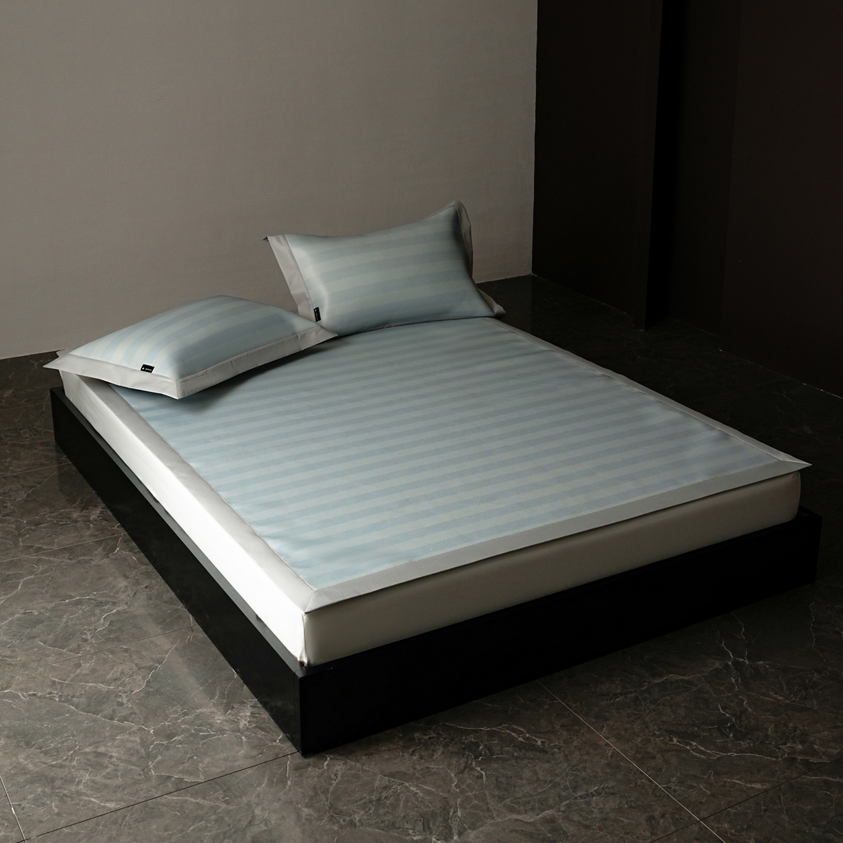 91家纺网 家纺一手货源 找家纺 三味舒屋 2026新款松间觅光系列印花冰丝席 觅光蓝