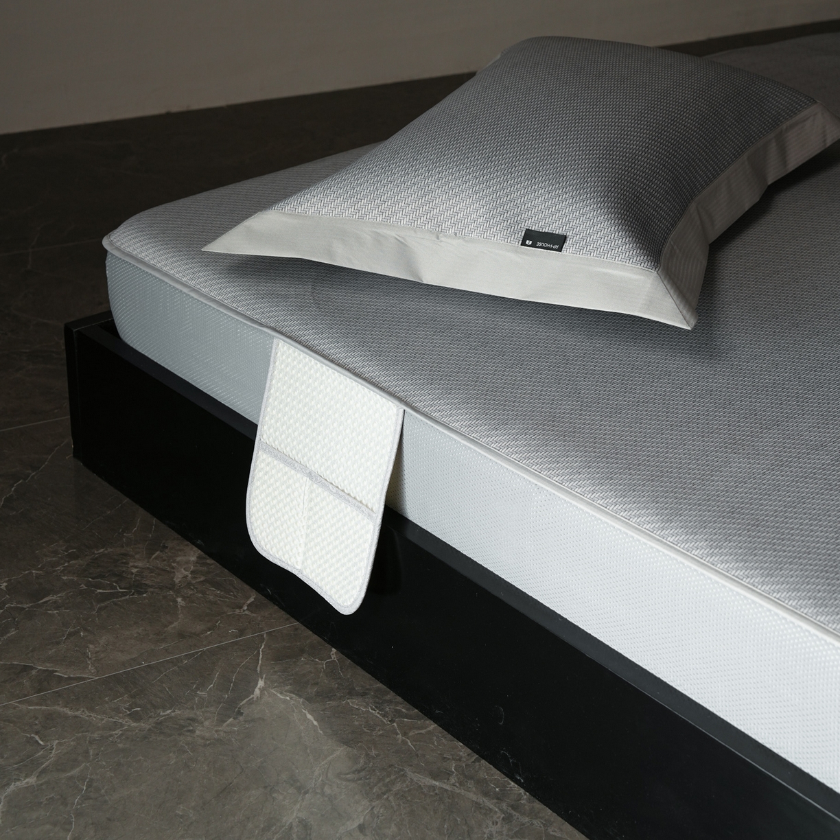 91家纺网 家纺一手货源 找家纺 三味舒屋 2026新款松间觅光系列印花冰丝席 松叶灰 床笠款