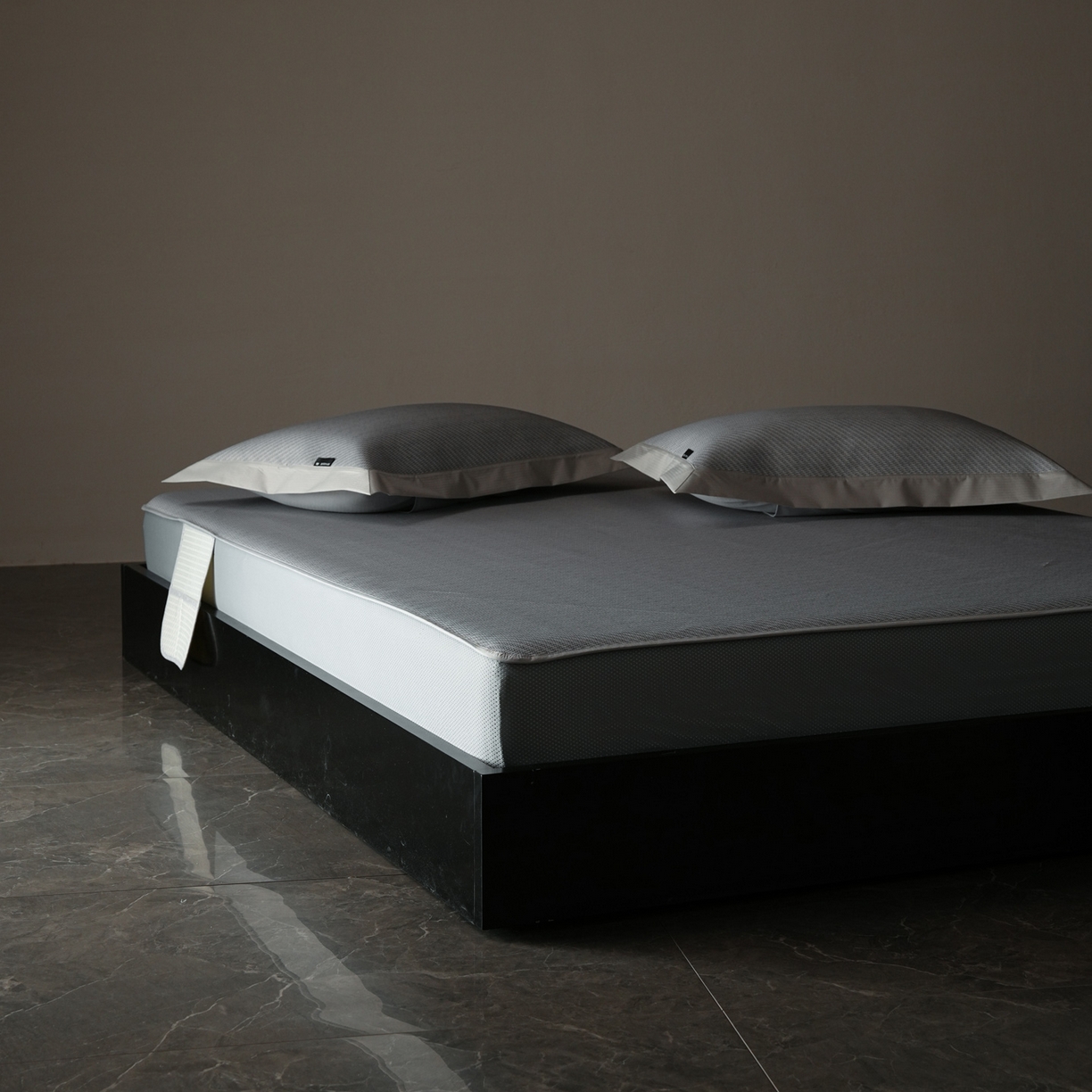 91家纺网 家纺一手货源 找家纺 三味舒屋 2026新款松间觅光系列印花冰丝席 松叶灰 床笠款