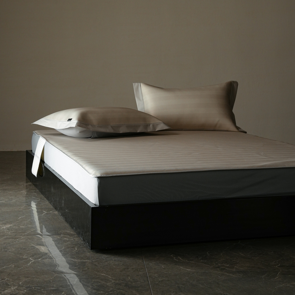 91家纺网 家纺一手货源 找家纺 三味舒屋 2026新款松间觅光系列印花冰丝席 觅光黄 床笠款