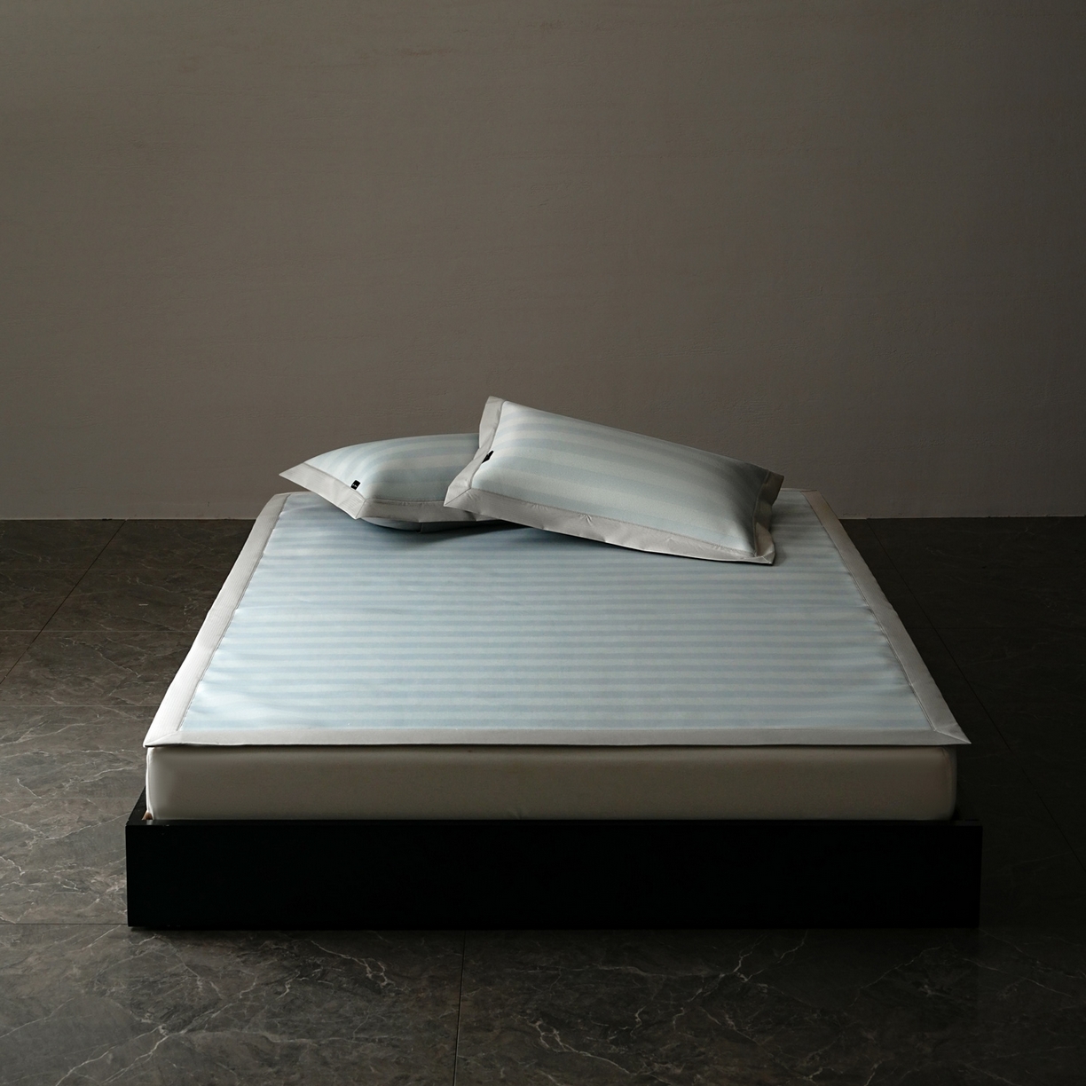 91家纺网 家纺一手货源 找家纺 三味舒屋 2026新款松间觅光系列印花冰丝席 觅光蓝