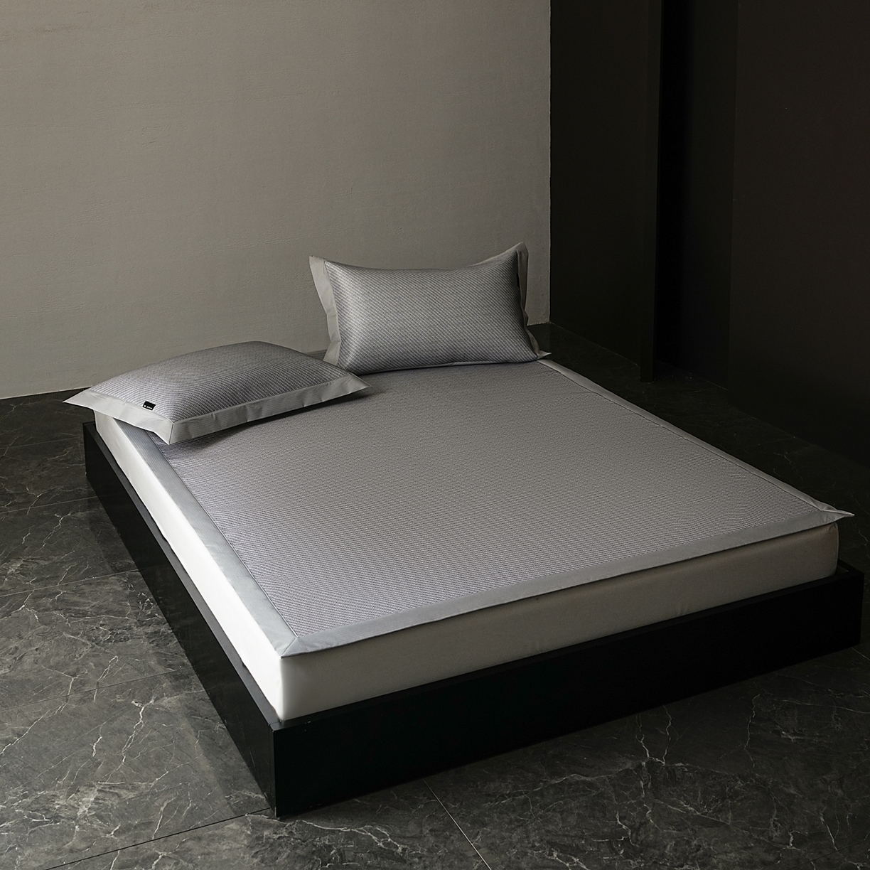 91家纺网 家纺一手货源 找家纺 三味舒屋 2026新款松间觅光系列印花冰丝席 松叶灰