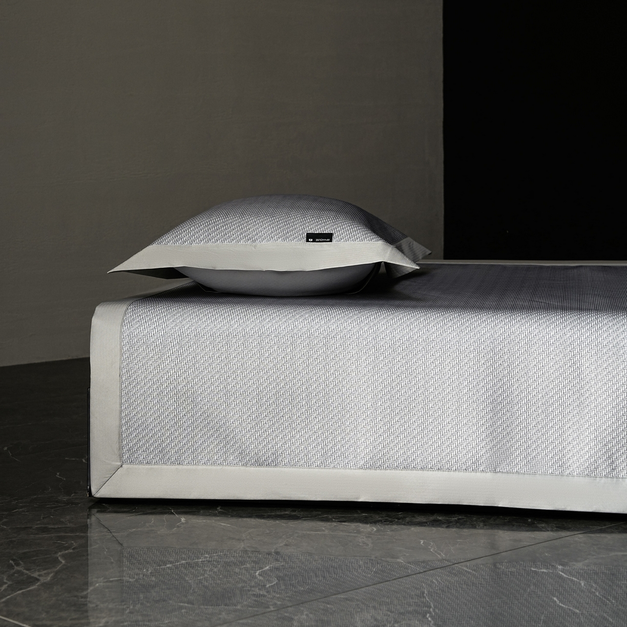 91家纺网 家纺一手货源 找家纺 三味舒屋 2026新款松间觅光系列印花冰丝席 松叶灰